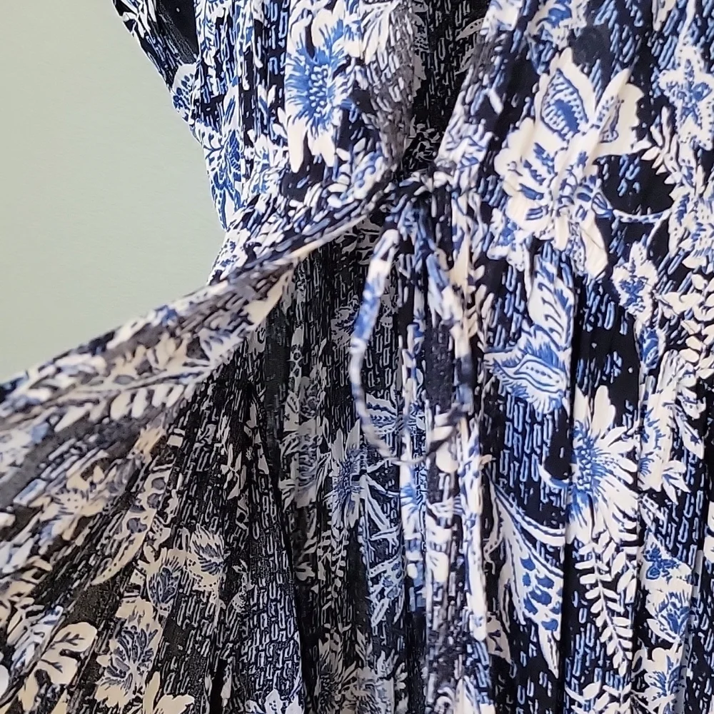 Torrid Summer Navy Floral Crinkled Gauze Hi- Lo Jaftan NWT 00/0 Short Sleeve